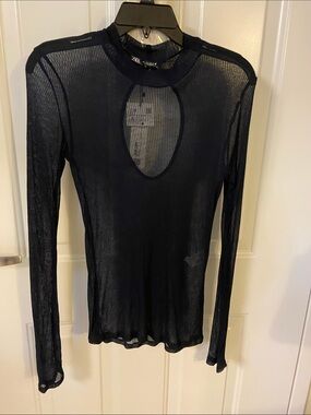 💙ZARA LONG SLEEVE TOP WITH 
CUT OUT IN THE BACK💙